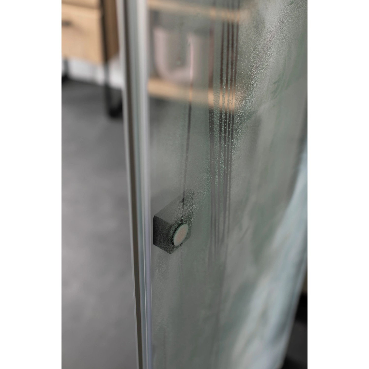 Detailaufnahme: Schöner Wohnen Dusch-Schiebetür, schwarzmatte Beschläge, klares Glas.