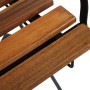 Detailansicht: Braune Holzlatten und schwarzes Gestell des Biergartenstuhls.