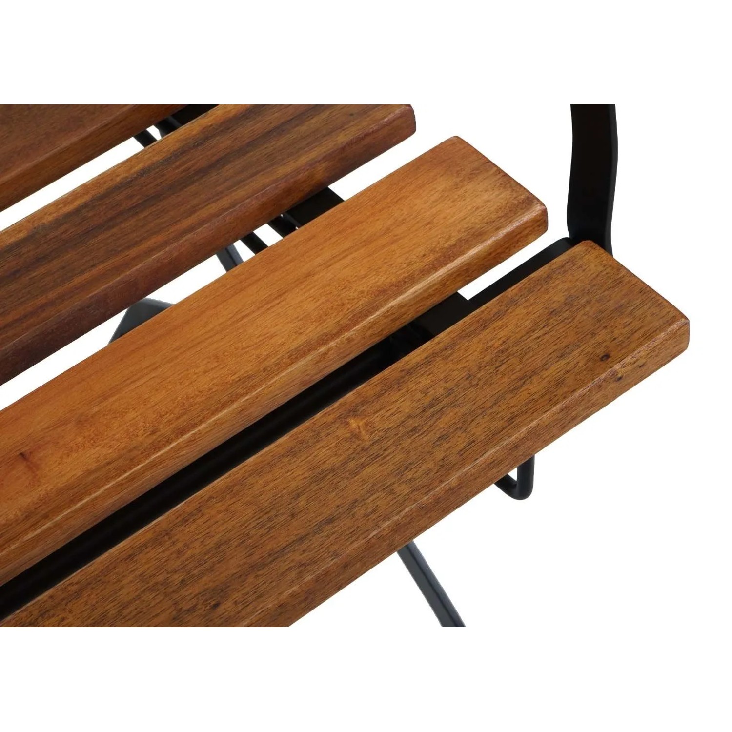 Detailansicht: Braune Holzlatten und schwarzes Gestell des Biergartenstuhls.