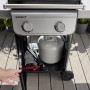 Weber Gasgrill E-210 Spirit 2025, schwarzer Grillwagen mit 2 Brennern und Gasflasche im Unterschrank.