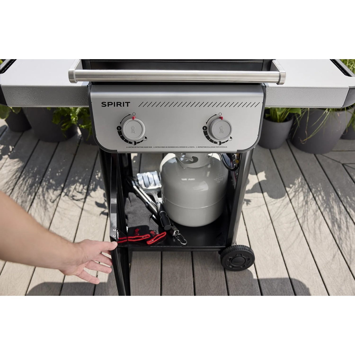 Weber Gasgrill E-210 Spirit 2025, schwarzer Grillwagen mit 2 Brennern und Gasflasche im Unterschrank.