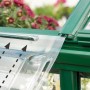 Detailaufnahme des Palram Canopia Gewächshauses: Grüne Rahmenstruktur und transparente Polycarbonatplatten.