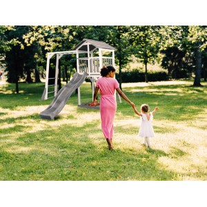 Axi Beach Tower Spielturm mit Klettergerüst und grauer Rutsche im Garten.