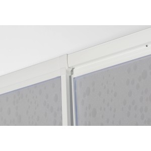 Detailansicht: Sanotechnik Eckdusche mit weißem Rahmen und Acrylglas mit Punktmuster.