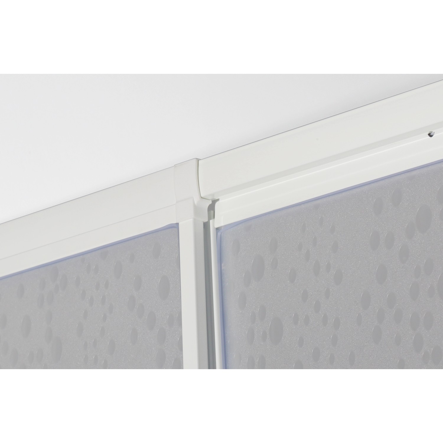 Detailansicht: Sanotechnik Eckdusche mit weißem Rahmen und Acrylglas mit Punktmuster.
