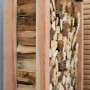 Westmann Kaminholzregal Michel XL aus Lärchenholz, gefüllt mit Kaminholz.