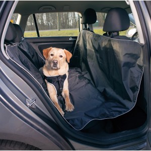 Schwarze Jollypaw Auto-Schondecke 1,45x1,60m mit Hund auf der Rückbank.
