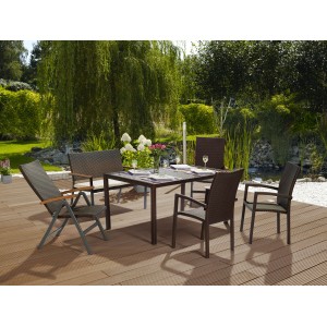 Brauner Klappsessel Davenport II mit verstellbarer Lehne aus FSC®-Holz am Gartentisch.