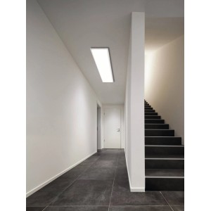 Weißes Eglo LED-Panel Salobrena mit Sensor an der Decke eines Flurs.