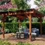 Nussbaum lasierter Holz-Pavillon Marseille im Garten mit transparenter Dacheindeckung und Sitzgruppe auf Terrasse.