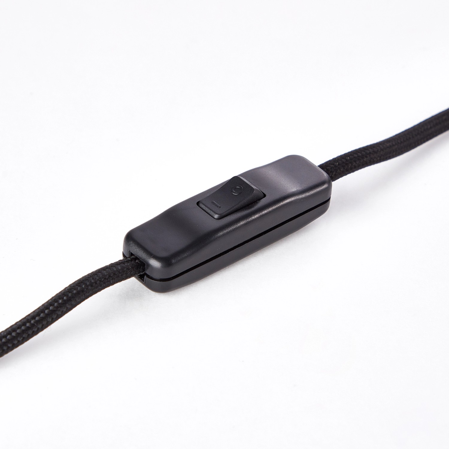 Detailaufnahme des Schnurzwischenschalters der olivgrünen Brilliant Tischleuchte Giada.