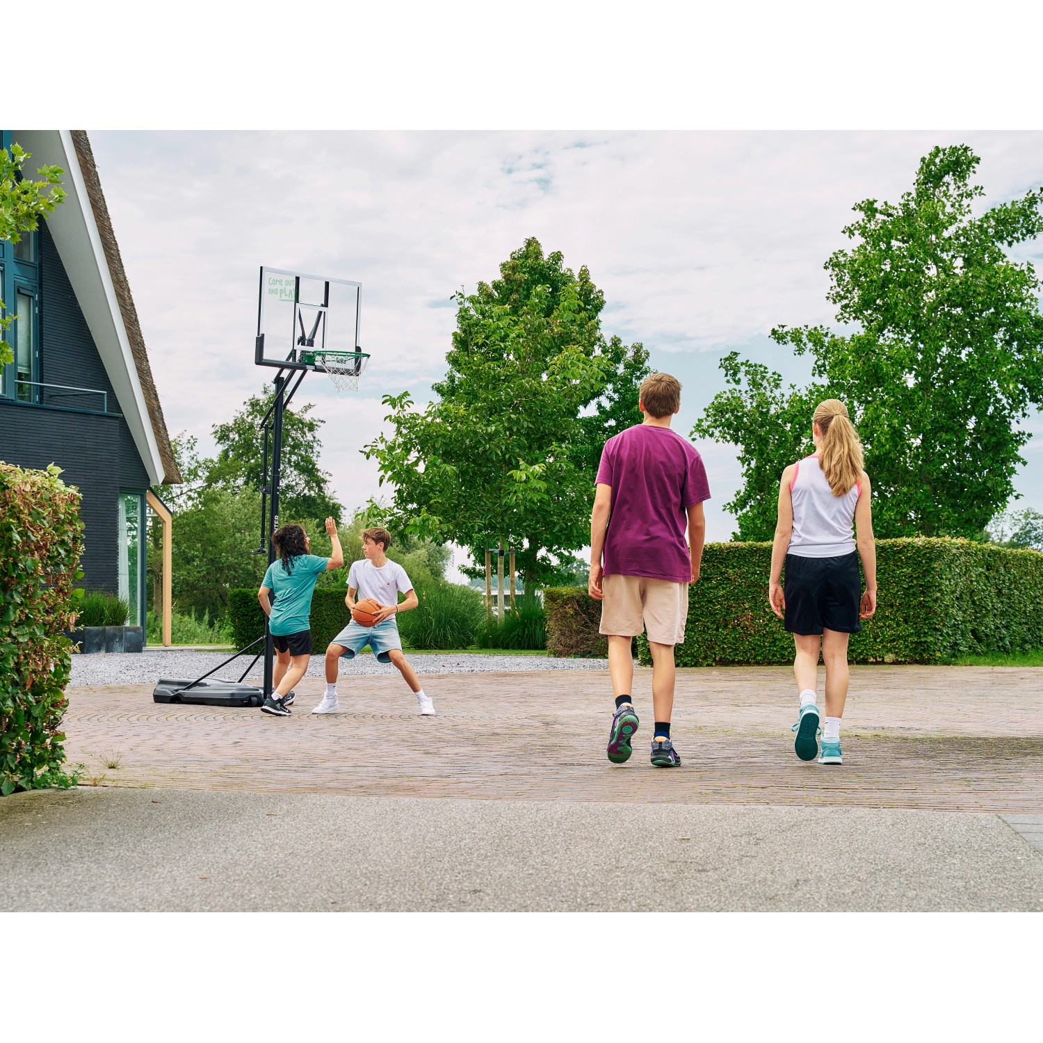 Salta Basketballständer Center mit spielenden Kindern im Garten.