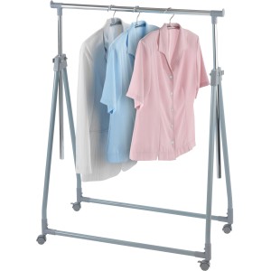Klappbarer Wenko Kleiderständer mit Rollen und Kleidung in Weiß, Blau und Rosa.