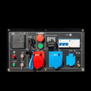 Bedienfeld des HYUNDAI Diesel Inverter Generators DHY9000SEi-T mit 230V/400V Steckdosen, Digitaldisplay und E-STOP.