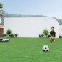 Dreame Mähroboter A2 2000 im Garten mit spielendem Kind und Fußball.