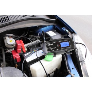 EAL Intelligentes Batterieladegerät im Motorraum an Autobatterie angeschlossen.