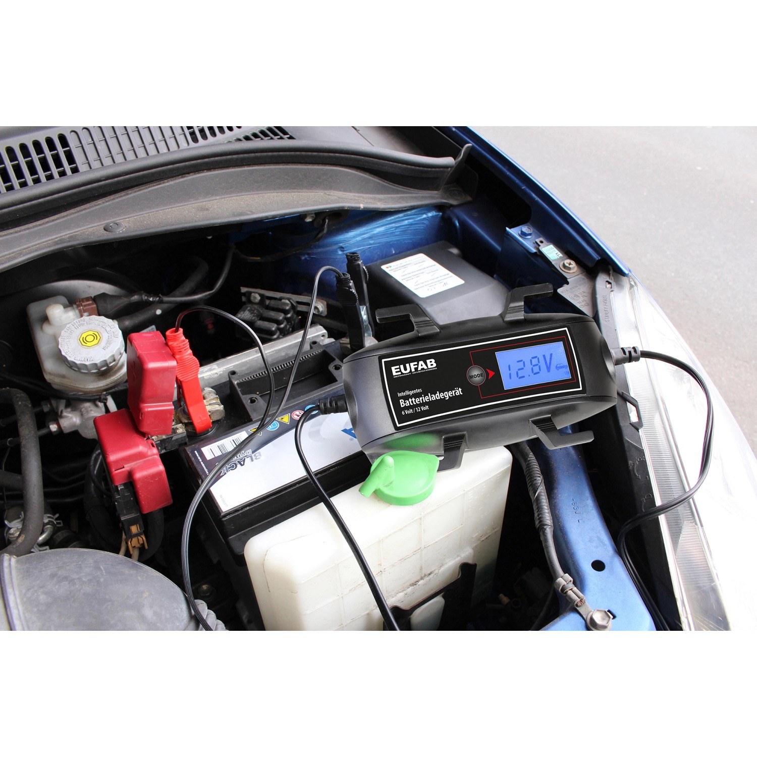 EAL Intelligentes Batterieladegerät im Motorraum an Autobatterie angeschlossen.