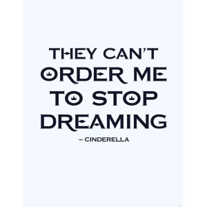 Komar Wandbild Cinderella Zitat (40x50 cm) mit Schriftzug auf hellem Hintergrund.