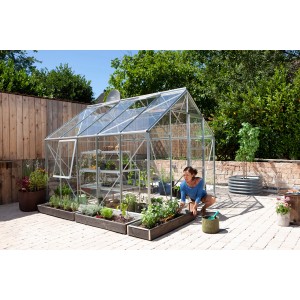 Vitavia Gewächshaus Meridian 1 8300 ESG mit Frau beim Gärtnern im Garten.