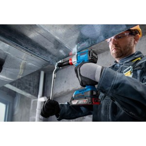 Mann arbeitet mit blauem Bosch Akku-Drehschlagschrauber GDX 18V-285 an Metallkonstruktion.