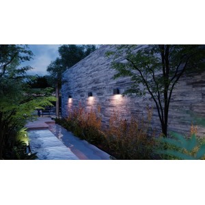Schwarze Philips Hue Dymera LED-Wandleuchten an einer Gartenmauer.