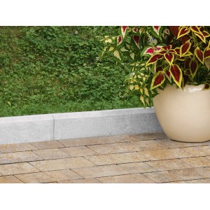 Grauer Rasenkantenstein (5x25x100 cm) zwischen Pflaster und Rasen. Ideal zur Gartengestaltung.