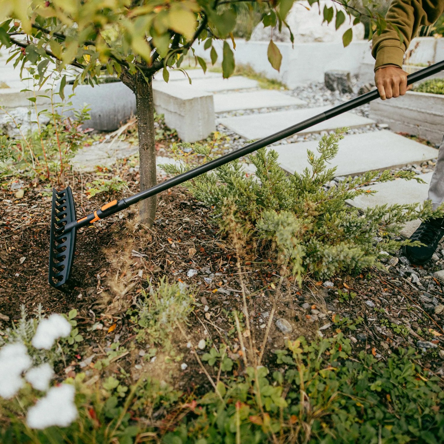 Fiskars Universal-Gartenrechen OneClick in Aktion, orange-schwarz, für Kombisysteme.