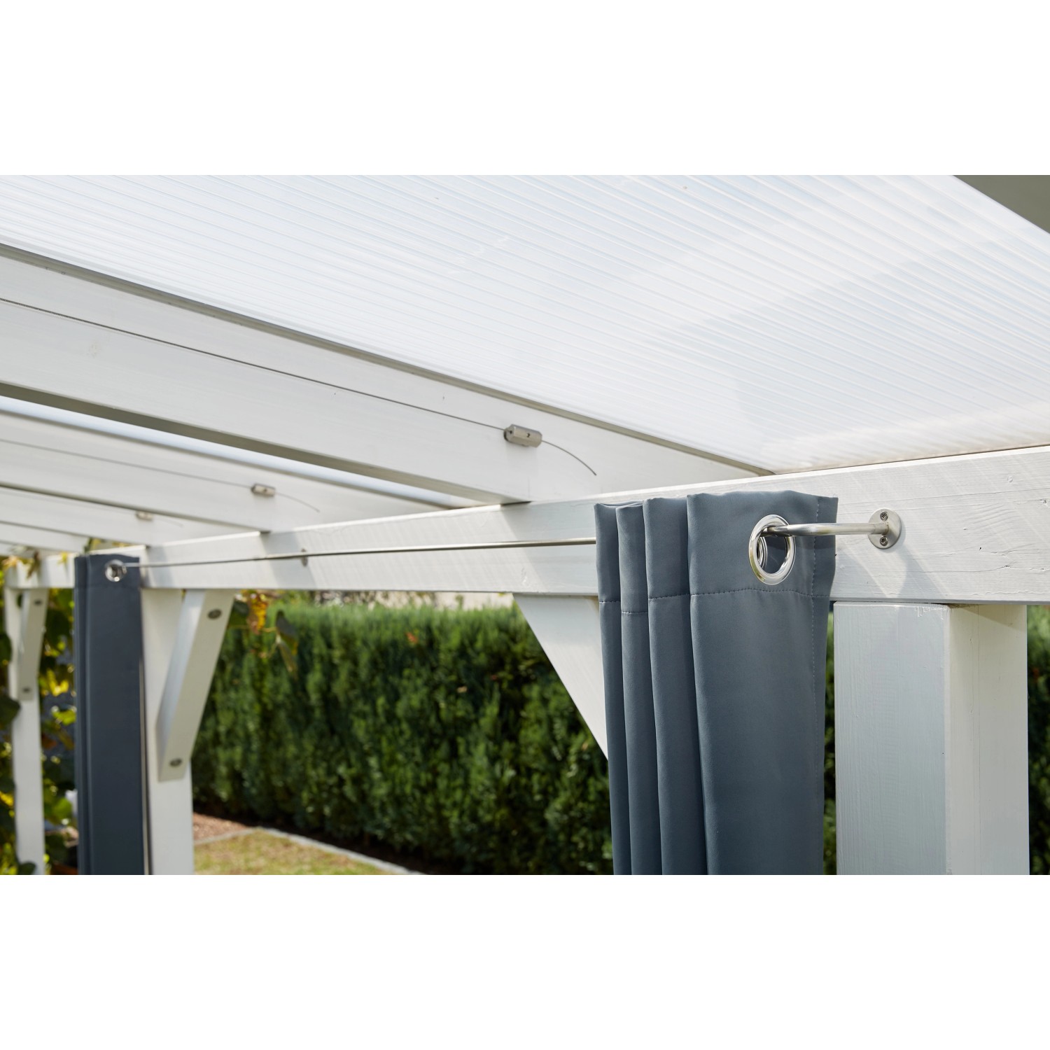 Aufbau mit weißer Hohlkammerplatte Acryl als Bedachung und grauen Vorhängen.