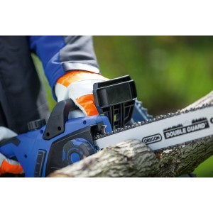 LUX Elektro-Kettensäge E-KS-2400/40 A beim Sägen eines Astes, Detailaufnahme.