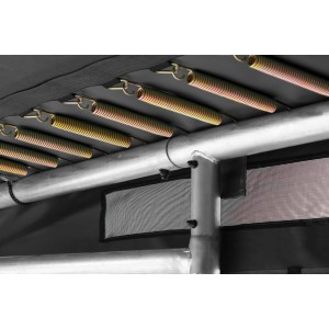 Detailaufnahme: Federn und Rahmen des schwarzen Salta Premium Ground Trampolins.
