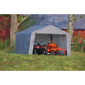 Graues Shelter Logic Metall-Gerätehaus (13,7 m²) mit Quad und Pflug im Inneren.