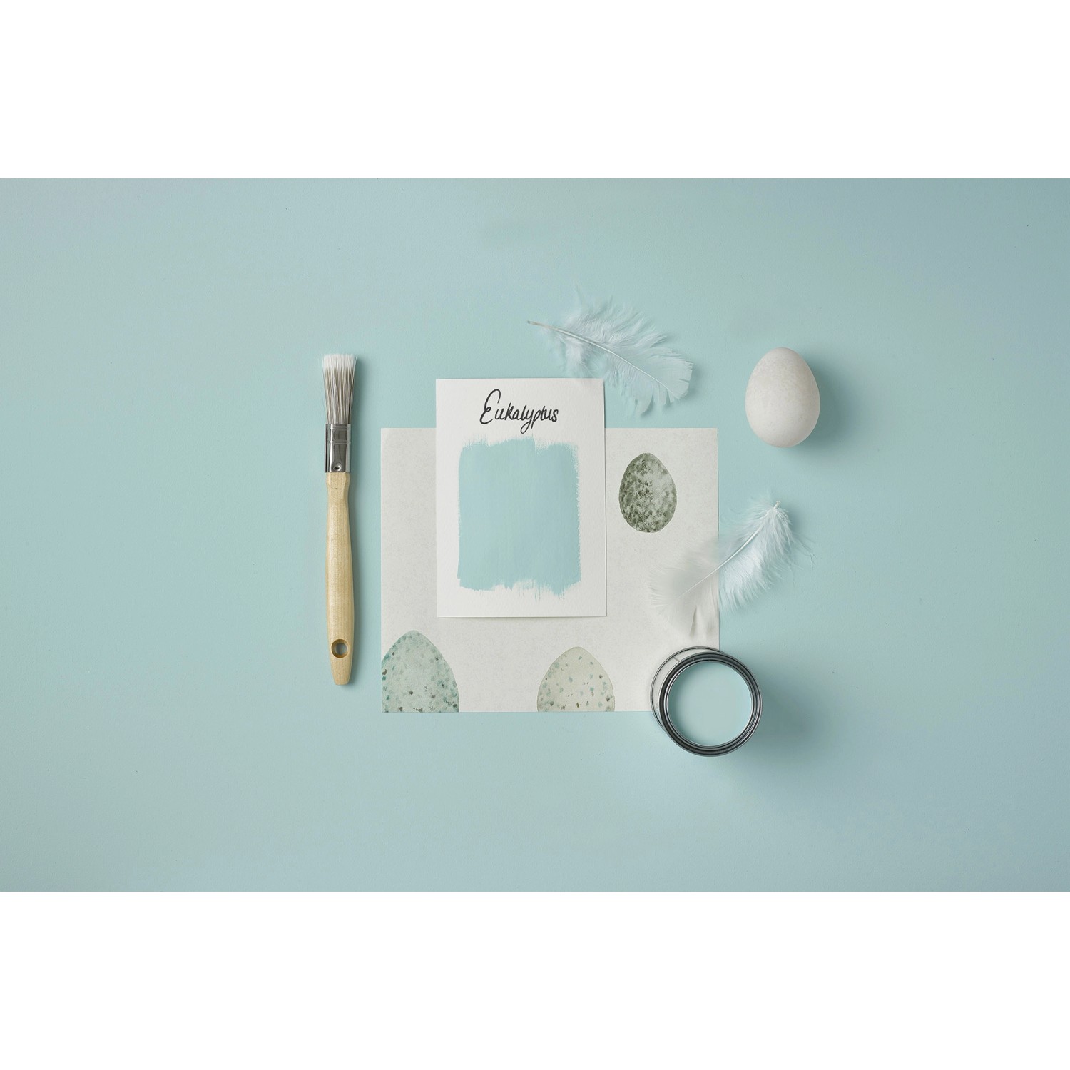 Rust-Oleum Kreidefarbe Eukalyptus, matte Möbelfarbe mit Pinsel, Farbmuster und Deko.