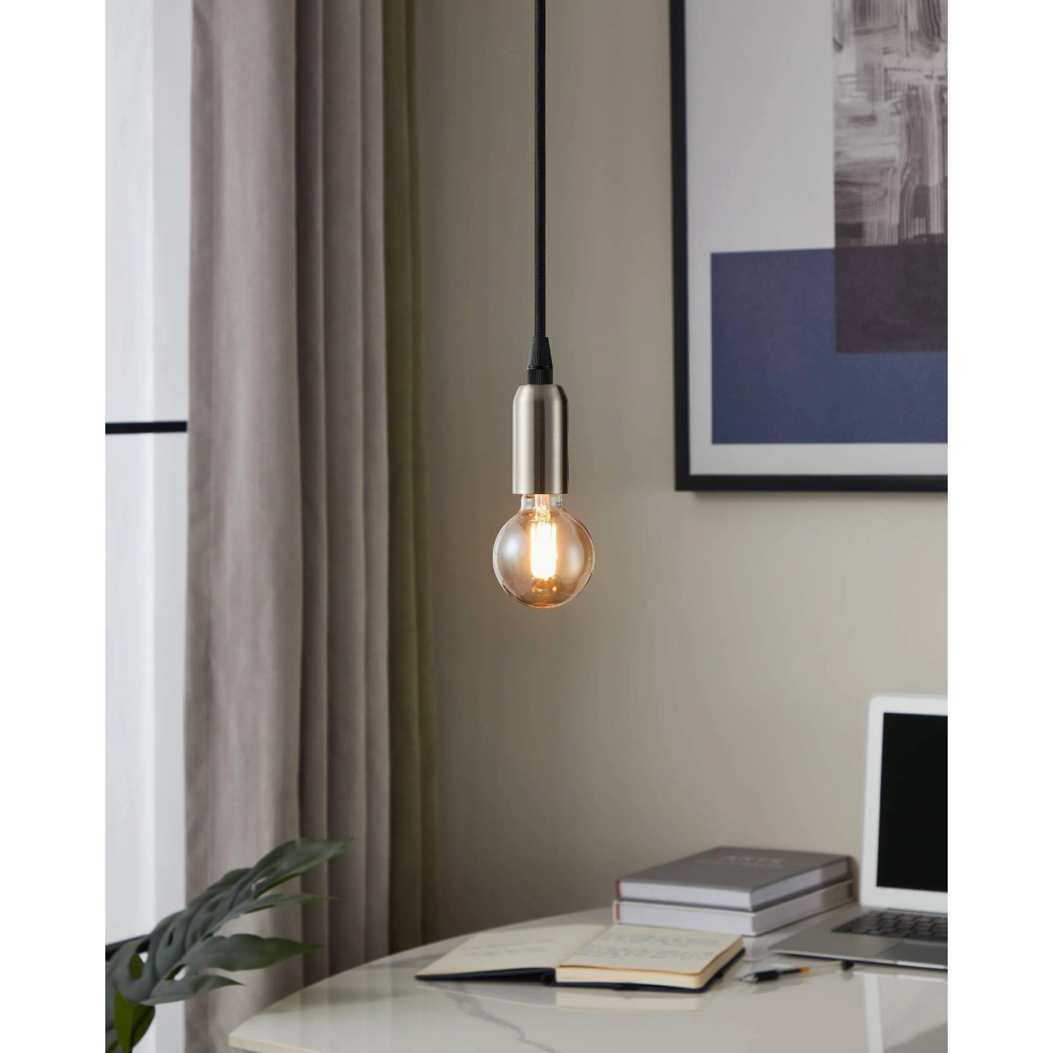 Eglo E14 LED Leuchtmittel in Globeform mit warmweißem Licht, hängend über einem Schreibtisch.