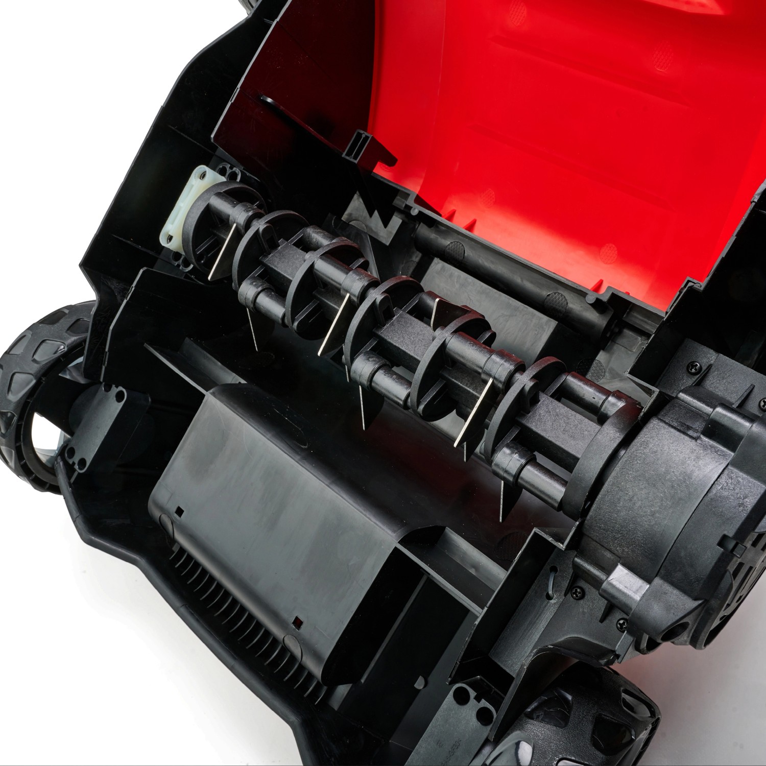 Einhell Akku-Vertikutierer GC-SC 18/28 Li-Solo: Detailaufnahme der Vertikutierwalze mit Messern.