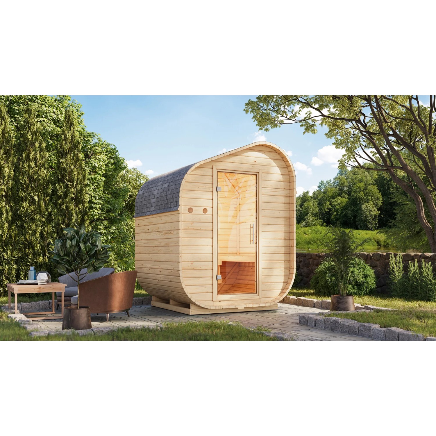 Asymmetrische Karibu Fasssauna aus naturbelassenem Holz mit Ofen und Glastür im Garten.