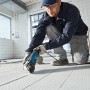 Bosch Professional GOP 55-36 Multicutter im Einsatz beim Schneiden von Bodenbelag.
