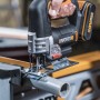 Worx Akku-Stichsäge WX543 mit 20 V Akku beim Sägen eines Rohrs.