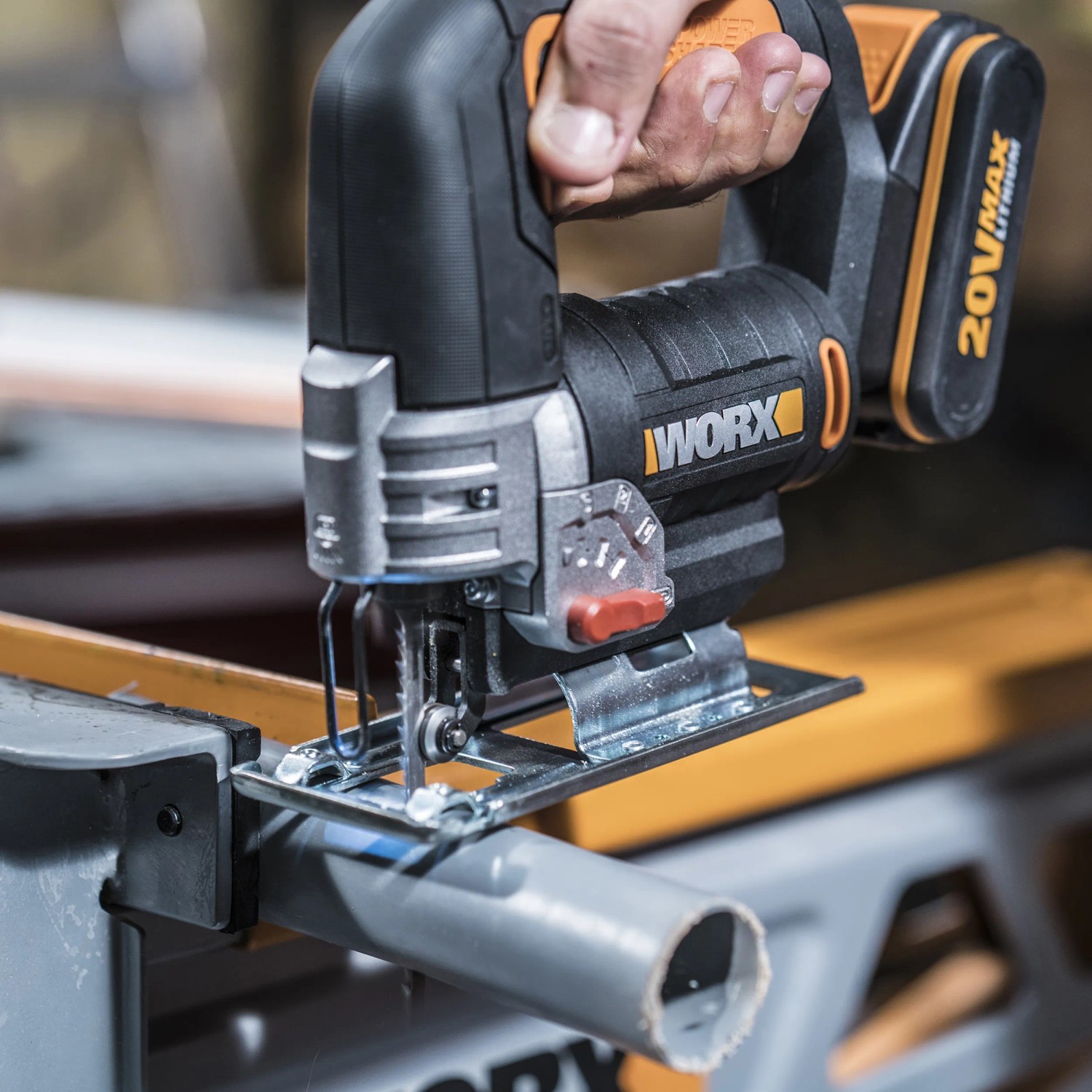 Worx Akku-Stichsäge WX543 mit 20 V Akku beim Sägen eines Rohrs.