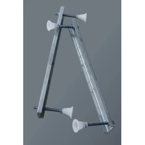 Sanotechnik Badewannenfüße für Eckbadewannen, verstellbare Metallfüße mit weißen Kunststoffaufsätzen.