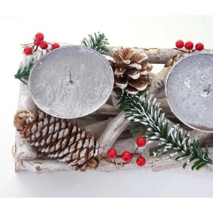 Länglicher Adventskranz aus Holz mit roten Kerzen und Deko.