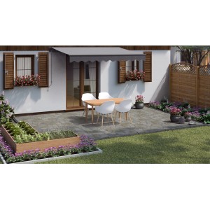 Verlegte Quarzit Polygonalplatten Kavalla als Terrassenbelag mit Gartenmöbeln.