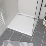 Weiße, flache baliv Duschtasse 90x90 cm mit Ablaufgitter für barrierefreies Duschen.