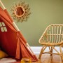 Kinder-Stuhl Safari Adventure aus Rattan, naturfarben, neben einem Tipi-Zelt im Kinderzimmer.