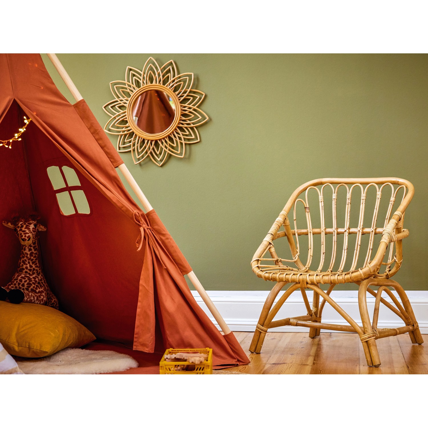 Kinder-Stuhl Safari Adventure aus Rattan, naturfarben, neben einem Tipi-Zelt im Kinderzimmer.