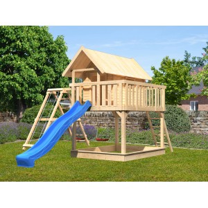 Karibu Stelzenhaus Fidel mit Doppelschaukel, Netzrampe und blauer Rutsche im Garten.