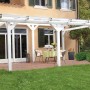 Freistehende, weiße Skan Holz Terrassenüberdachung Siena aus Leimholz mit klarer Dacheindeckung.