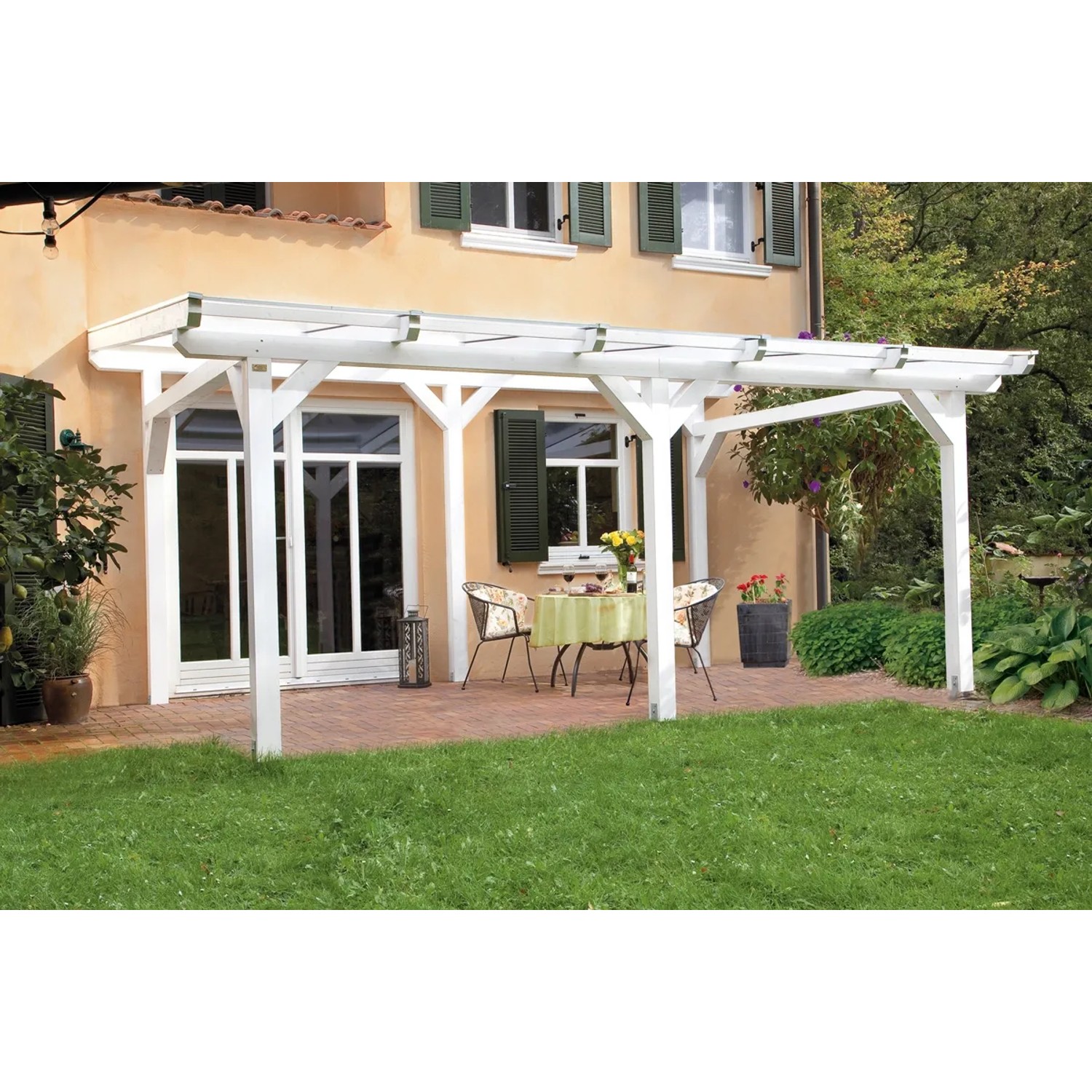 Freistehende, weiße Skan Holz Terrassenüberdachung Siena aus Leimholz mit klarer Dacheindeckung.