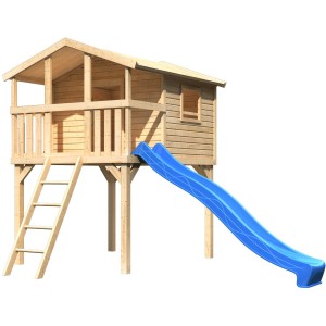 Karibu Stelzenhaus Benjamin, naturbelassen mit blauer Rutsche und Holzleiter.