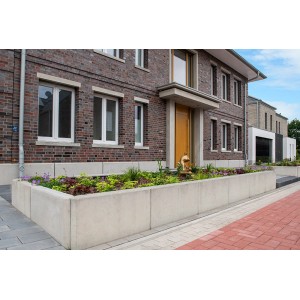 Diephaus L-Stein bewehrt, grau, als Einfassung für ein Blumenbeet vor einem Haus.