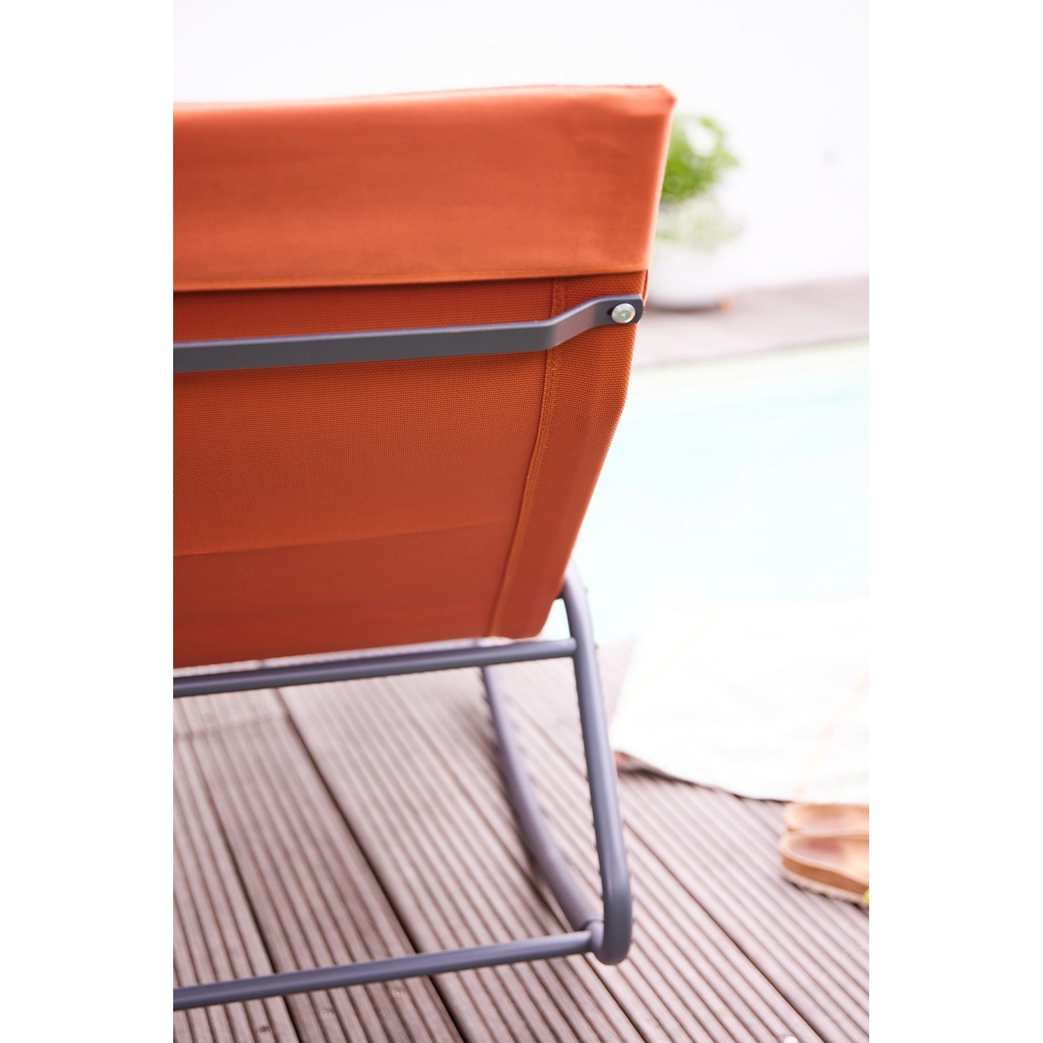 Detailansicht: Rote Siena Garden Schaukelliege Aliano mit anthrazitfarbenem Gestell.